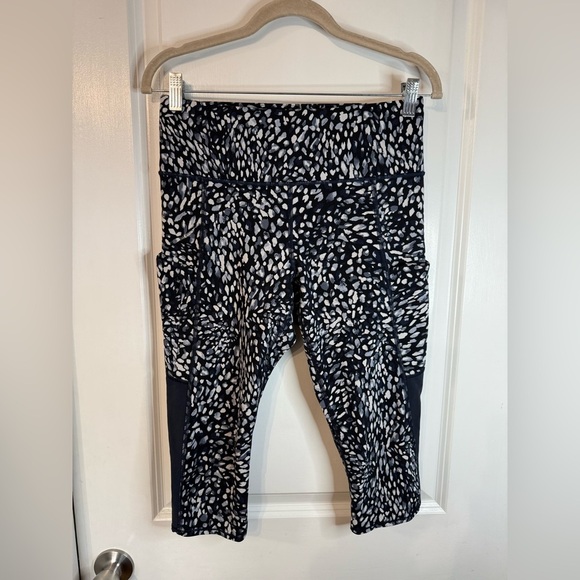 Athleta Women’s Blue Spotty Up For Anything Crop Leggings - Size Medium - Picture 1 of 11